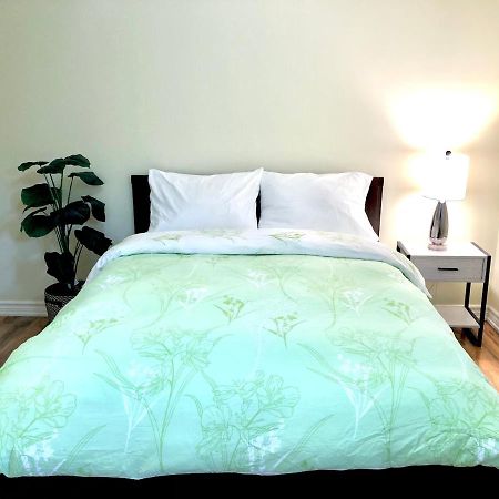 Cozy & Convenient 2-Bedroom Apartment With Private Entrance Toronto Bagian luar foto