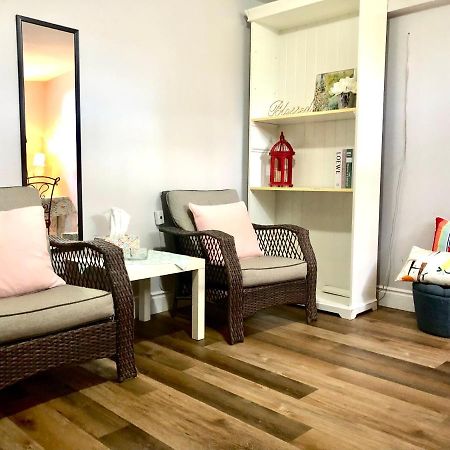 Cozy & Convenient 2-Bedroom Apartment With Private Entrance Toronto Bagian luar foto