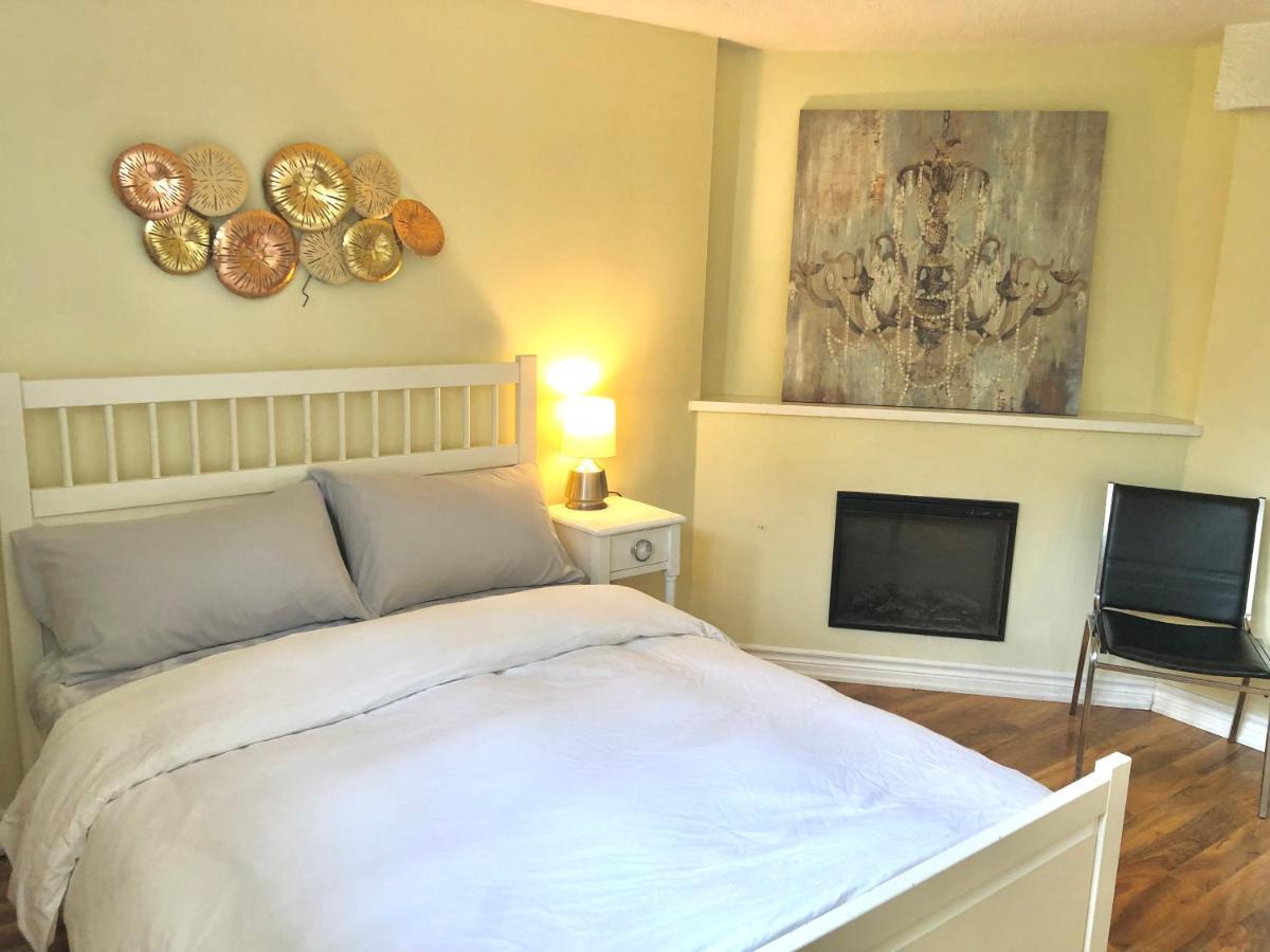 Cozy & Convenient 2-Bedroom Apartment With Private Entrance Toronto Bagian luar foto