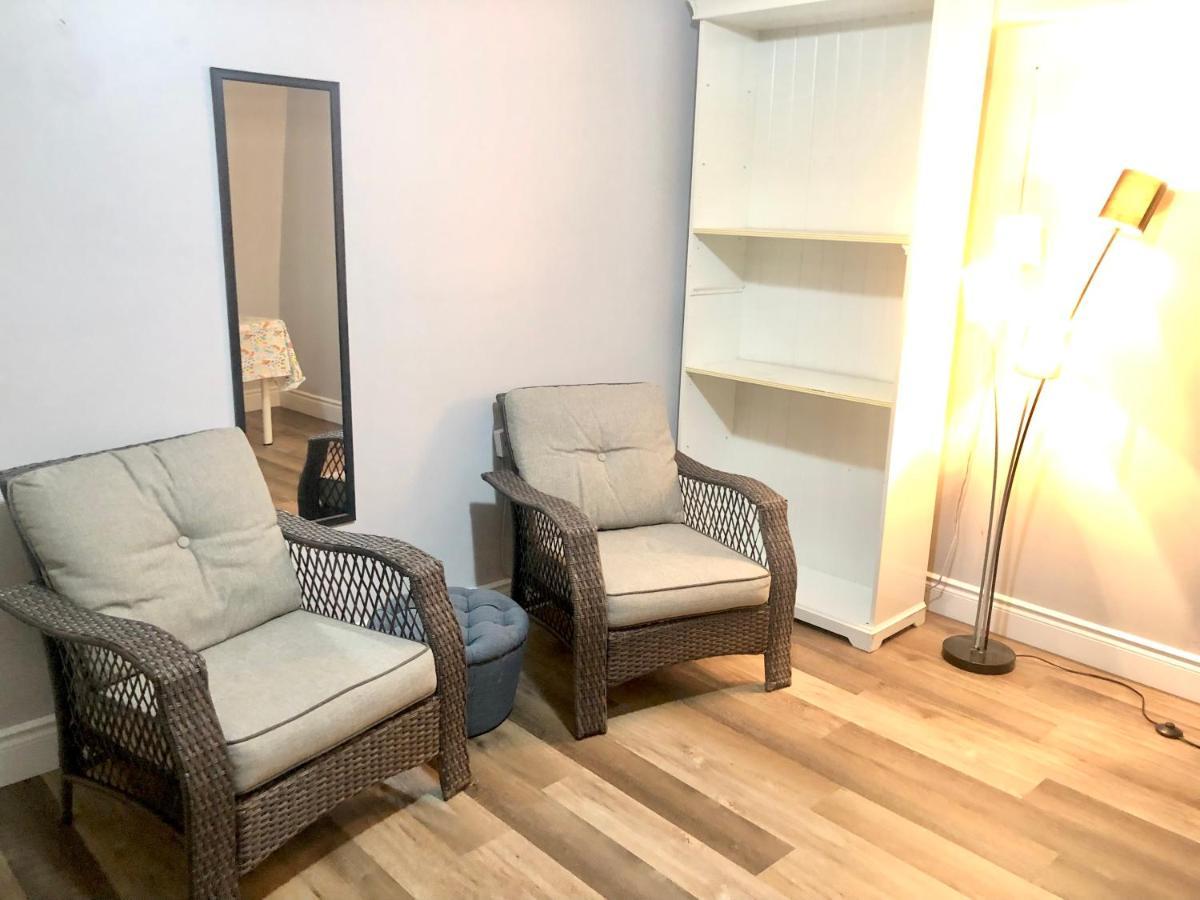 Cozy & Convenient 2-Bedroom Apartment With Private Entrance Toronto Bagian luar foto