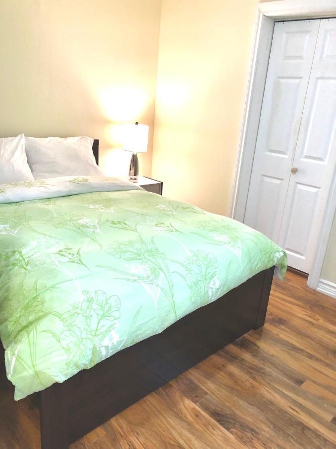 Cozy & Convenient 2-Bedroom Apartment With Private Entrance Toronto Bagian luar foto