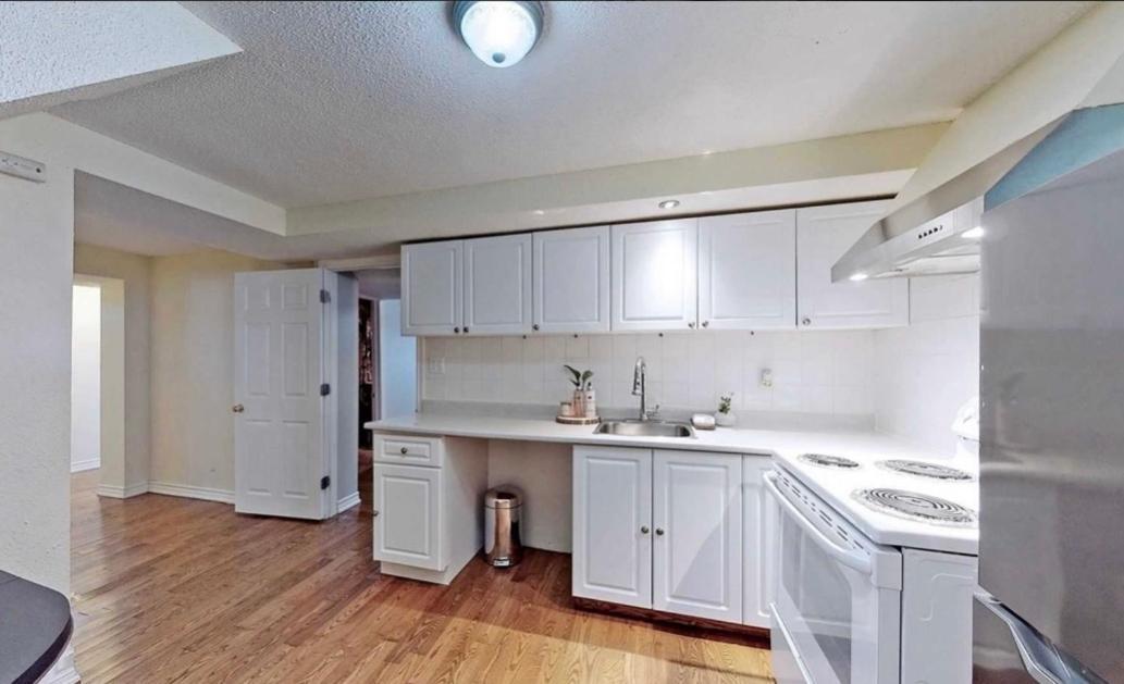 Cozy & Convenient 2-Bedroom Apartment With Private Entrance Toronto Bagian luar foto