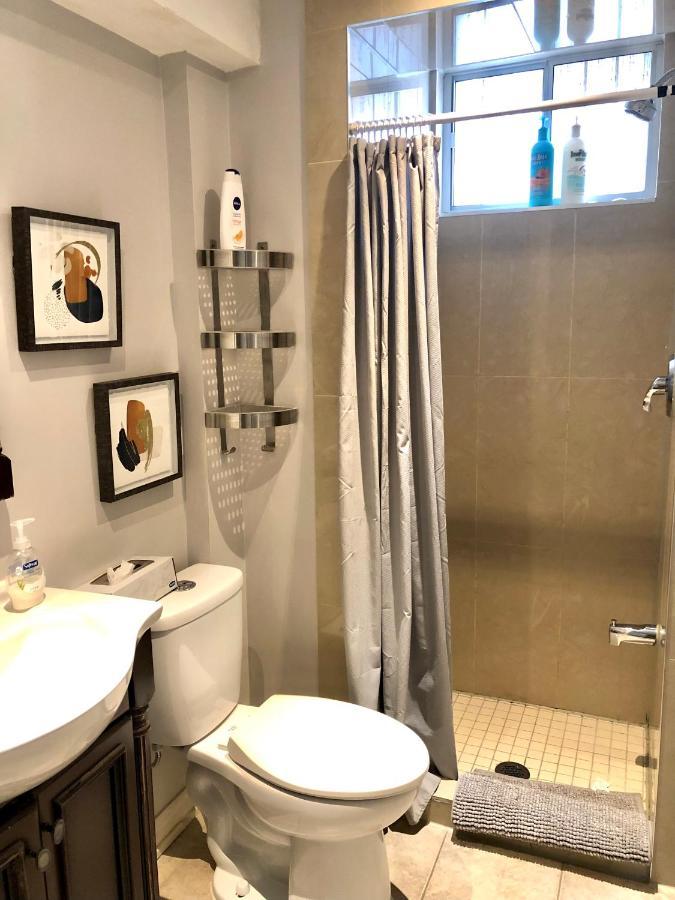 Cozy & Convenient 2-Bedroom Apartment With Private Entrance Toronto Bagian luar foto